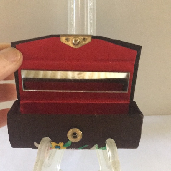 Vintage embroidery lipstick holder - Picture 3 of 7